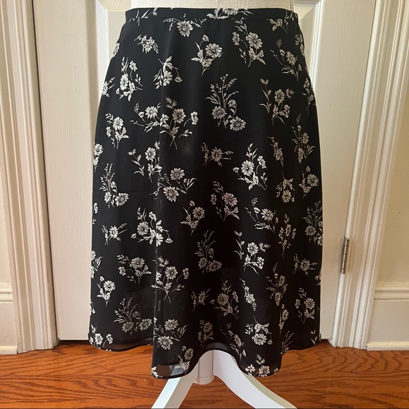 Liz Claiborne size 4 petite a line black flowered print lined skirt - Picture 2 of 5